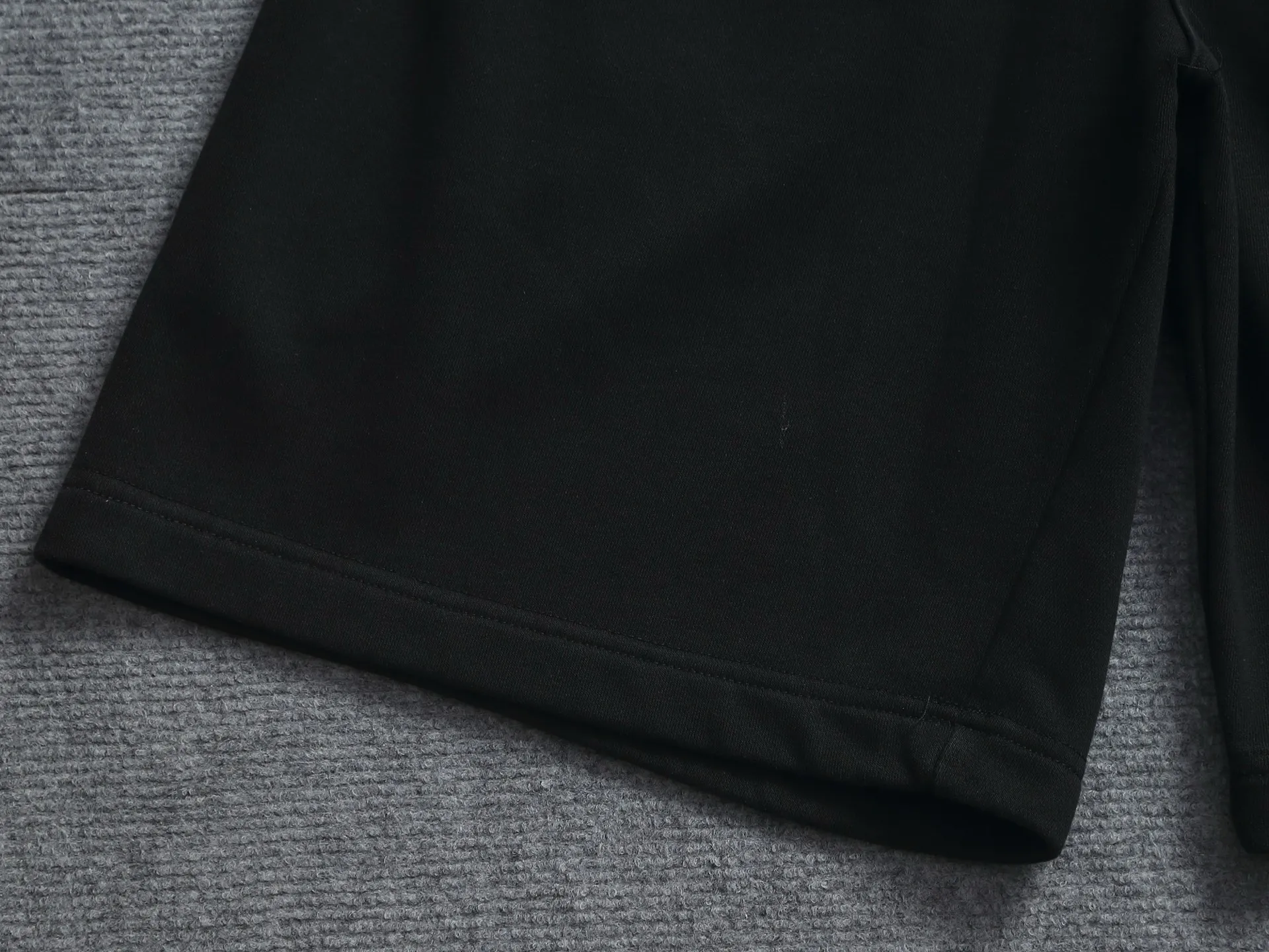 [Higher version] Louis Vuitton/Louis Vuitton 2026SS New Arrival terry shorts, customized fabric using wafer cloth weaving, advanced hand-cut patchwork embroidery technology, tight and three-dimensional version, customized trouser cord hardware with strong texture, smooth, comfortable and Breathable upper body, concave and convex three-dimensional sense, fashionable and casual wear Color: Black White Avocado Color Sizes: S M L XL